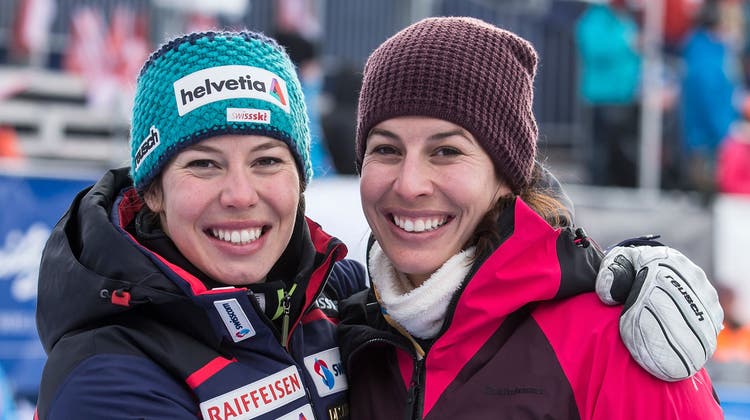 Michelle and Dominique Gisin, from left, pose during the women's Super-G race at the FIS Alpine Ski World Cup, in St. Moritz, Switzerland, Saturday, December 9, 2017. (KEYSTONE/Alexandra Wey) (Alexandra Wey / KEYSTONE)