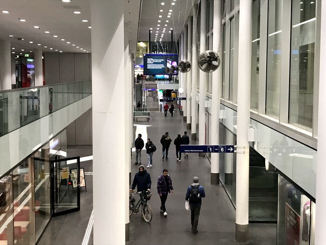 Die Ventilatoren vom Kunstwerk «Durchzug» von Roman Signer hängen seit 2016 am Bahnhof Aarau.