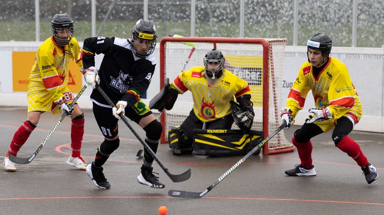 Das Streethockeyspiel zwischen den Oberwil Rebells (schwarz) gegen SV Gals (gelb) fand in der Sika-Rebells-Arena in Zug statt. Im Bild Rebells-Nummer 91 David Kapanek (Mitte) gegen Gals Nummer 99 Gian Schumacher (rechts). (Bild: Roger Zbinden (Zug, 25. Februar 2023))