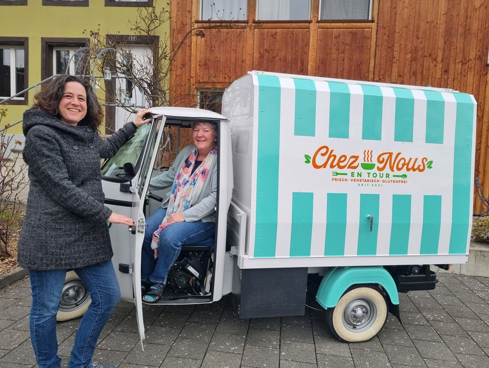 Beinwil am See, 2. März: Silvia Dittli (stehend) und Brigitte Flückiger Nadler vor ihrem Foodtruck «Molly» in Beinwil am See. Nach eineinhalb erfolgreichen Jahren mit ihrem Food-Piaggio verkaufen sie ihn nun.