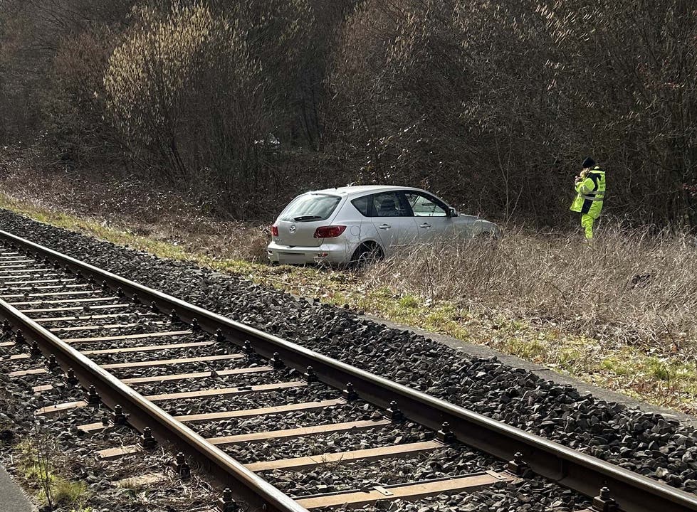 Lenzburg: 26. Februar: Eine 29-jährige Frau verliert die Kontrolle über ihr Auto und überfährt die Gleise der Seetalbahn. Sie wurde durch ihr Kind auf dem Beifahrersitz abgelenkt.