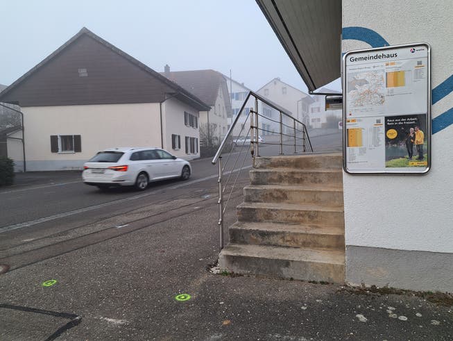 Die Markierung am Boden zeigt, wie die Haltestelle «Gemeindehaus» im Ortsteil Oberbözberg nach dem Behindertengleichstellungsgesetz umgebaut werden soll. 