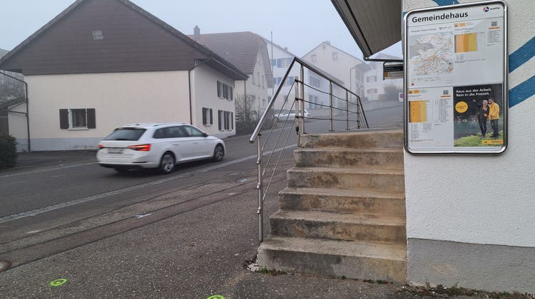 Die Markierung am Boden zeigt, wie die Haltestelle «Gemeindehaus» im Ortsteil Oberbözberg nach dem Behindertengleichstellungsgesetz umgebaut werden soll. (Bild: Claudia Meier)