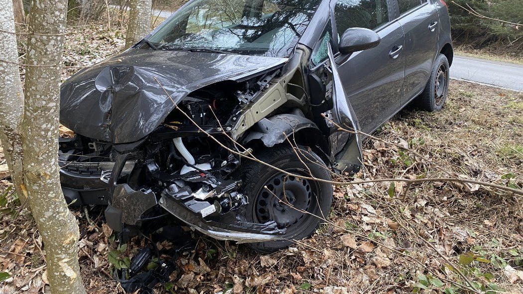Leutwil, 1. März: Eine Autofahrerin kam von der Strasse ab und kollidierte mit einem Baum. Verletzt wurde niemand. 