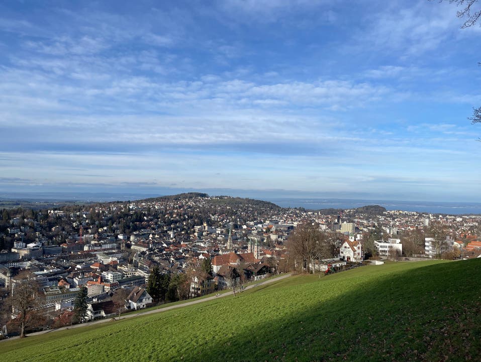 Panoramablick über die Stadt St.Gallen bis zum Bodensee.
