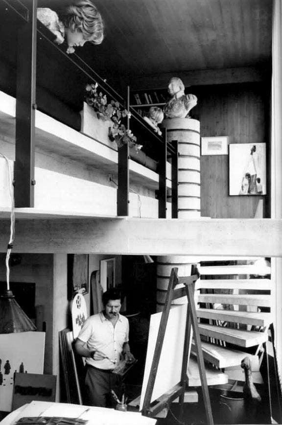 Walter F. Haettenschweiler in seinem Künstlerhaus in Buonas, beobachtet von seiner Tochter Sasha und deren Cousin Christof.