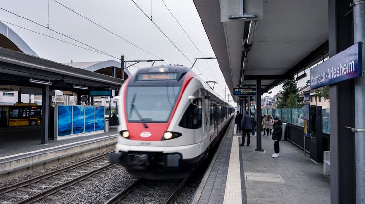 Künftig soll nicht nur die S-Bahn, sondern auch der Schnellzug am Bahnhof Dornach-Arlesheim halten. (Kenneth Nars)