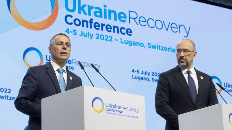 Aussenminister Ignazio Cassis mit dem ukrainischen Premierminister Denys Shmyhal während der Wiederaufbaukonferenz in Lugano im Juli 2022. (Bild: Reuters/Arnd Wiegmann)