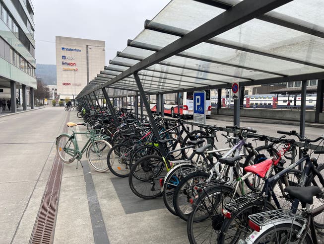 Der Fahrradständer beim Bahnhof Baden West wird ab sofort von längerfristig unbenutzten Fahrrädern befreit.