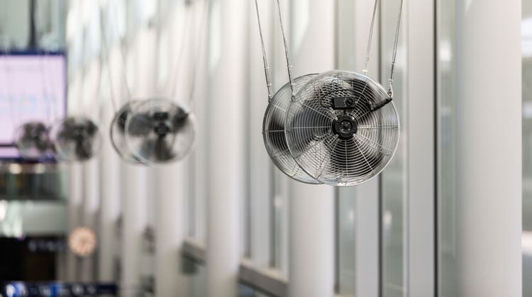 Die Ventilatoren vom Kunstwerk «Durchzug» von Roman Signer hängen seit 2016 am Bahnhof Aarau. (Bild: Daniel Vizentini)
