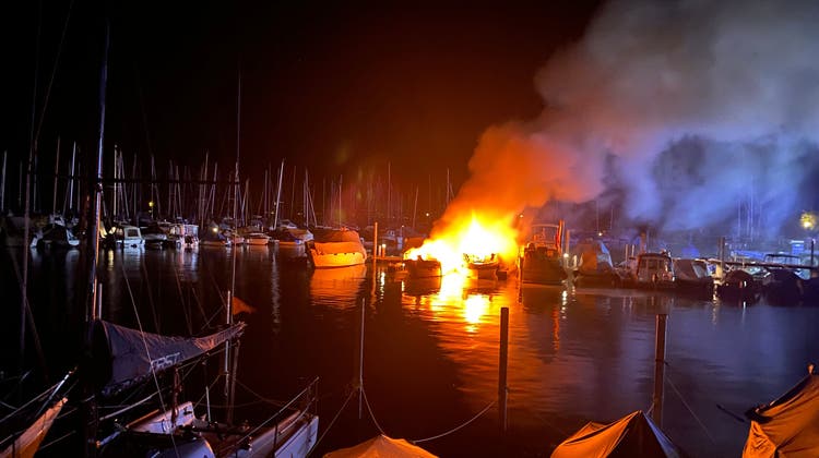 Beim Brand von zwei Motorbooten im Juni 2022 in Romanshorn wurden zwei Personen verletzt. (Bild: Kapo Thurgau)