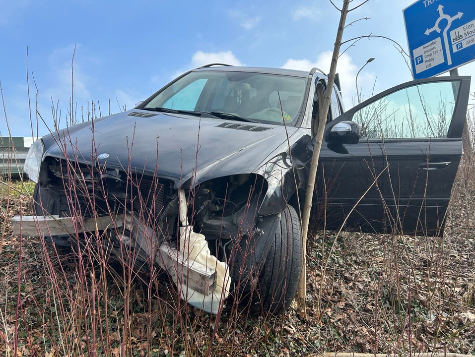 Reinach AG, 2. März: Ein Fahrzeuglenker verlor die Kontrolle über sein Auto und kam erst im Grasbord neben der Strasse zum Stillstand.