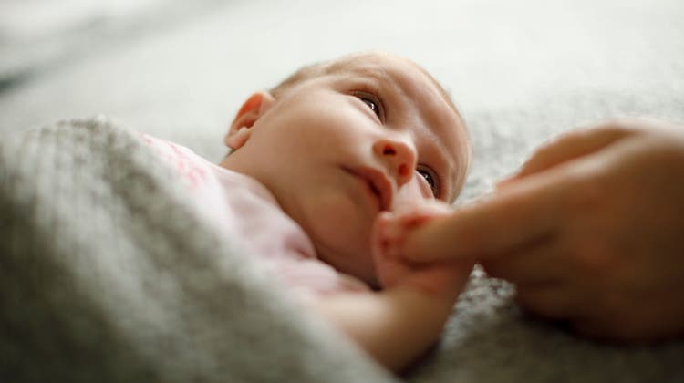 Weniger Neugeborene wurden für das Jahr 2022 prognostiziert. In manchen Teilen der Region bestätigt sich das, in anderen so gar nicht. (Bild: Getty Images)
