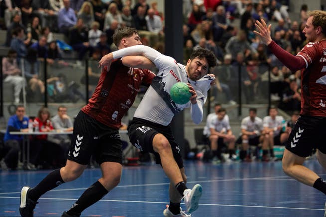 Badens Kai Klampt (Mitte) setzt sich gegen Seya Grau (links) und Marco Giovanelli von Handball Endingen durch.