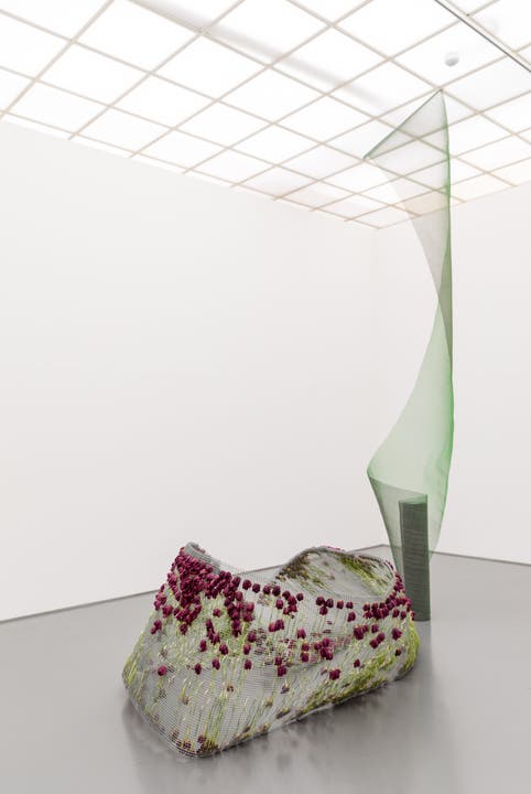 Blumengestalterin Marie Bongard aus Zürich interpretiert das Werk «Rotation Grün» von Lucie Schenker.