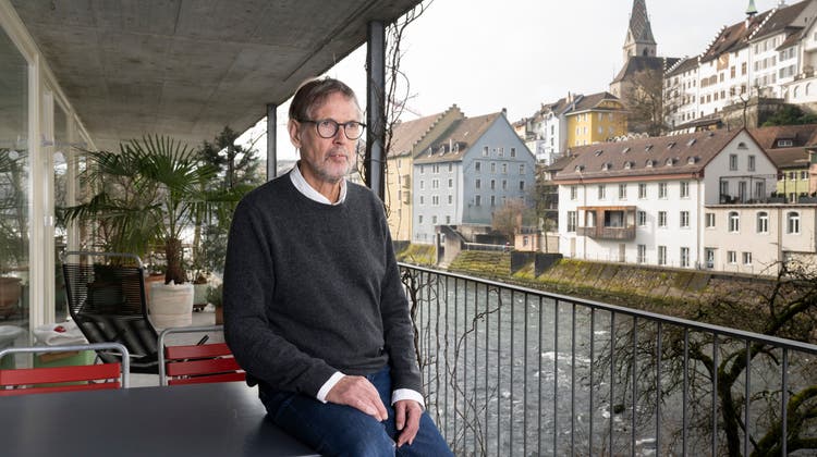 Rolf Wagner, Präsident der Wohngenossenschaft Wogeno Aargau, lebt in einer Wohnung der Genossenschaft am Limmatauweg in Ennetbaden. (Bild: Alex Spichale)
