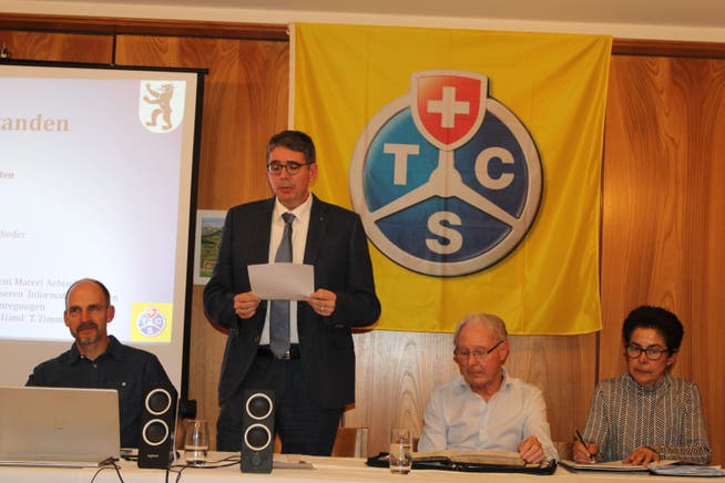 Präsident Marc Rechsteiner (stehend) berichtete über die Aktivitäten und Angebote der TCS-Regionalgruppe Appenzell Innerrhoden.