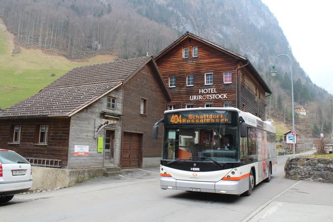 Ein Bus macht sich auf den Weg von Isenthal runter auf den Urner Talboden.