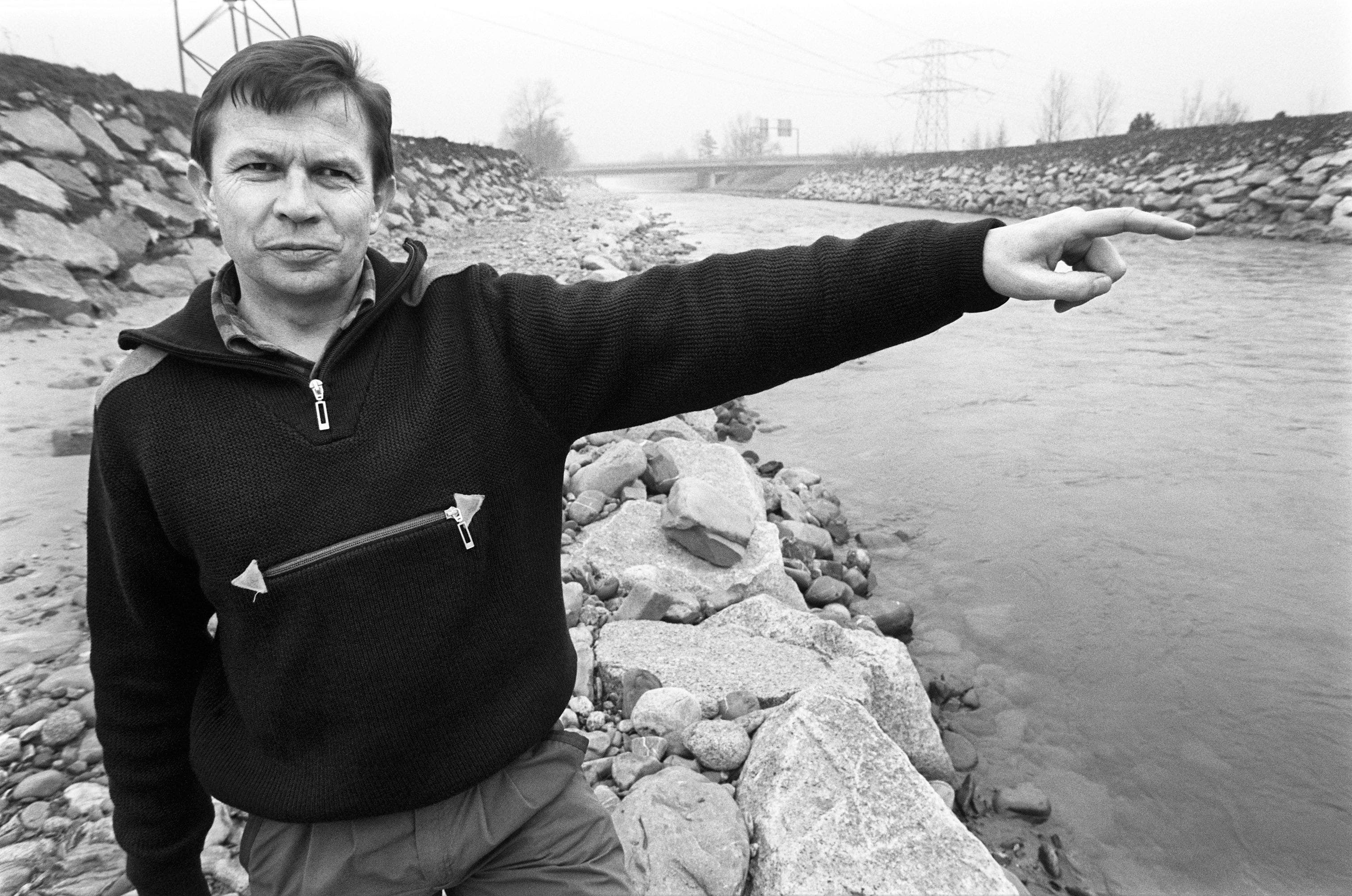 Der Urner FDP-Nationalrat Franz Steinegger besichtigt im Januar 1989 den Damm an der Reuss. So wird er zum «Katastrophen-Franz».