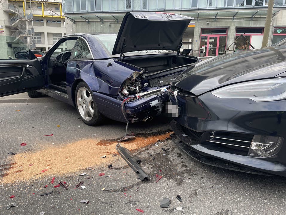 Dättwil, 6. März: Seniorin durchbricht mit Auto Geländer und stösst mit anderem Fahrzeug zusammen.