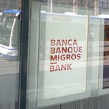 Die Tür der Migros Bank in Zug bleibt von 23 bis 5 Uhr zu. (Bild: Raphael Biermayr (7. 3. 2023))