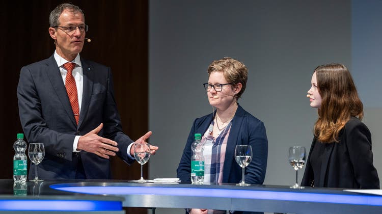 Podium unserer Zeitung zu den Luzerner Regierungsratswahlen: Die beiden Jungpolitikerinnen Zoé Stehlin (Juso plus, rechts im Bild) und Andrea Kaufmann (Junge Mitte) treten gehen den amtierenden Finanzdirektor Reto Wyss (Die Mitte) an. (Bild: Patrick Hürlimann (Luzern, 8. 3. 2023))