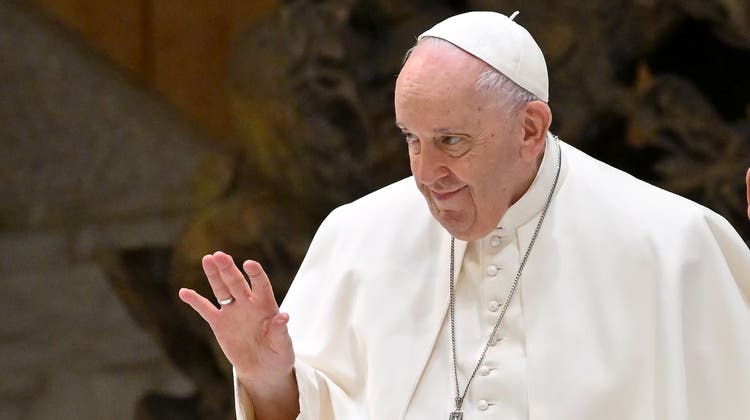 Auch ein Papst der Herzen: Franziskus, umsäumt von Gläubigen, 2013 im Vatikan. (AP L'Osservatore Romano)