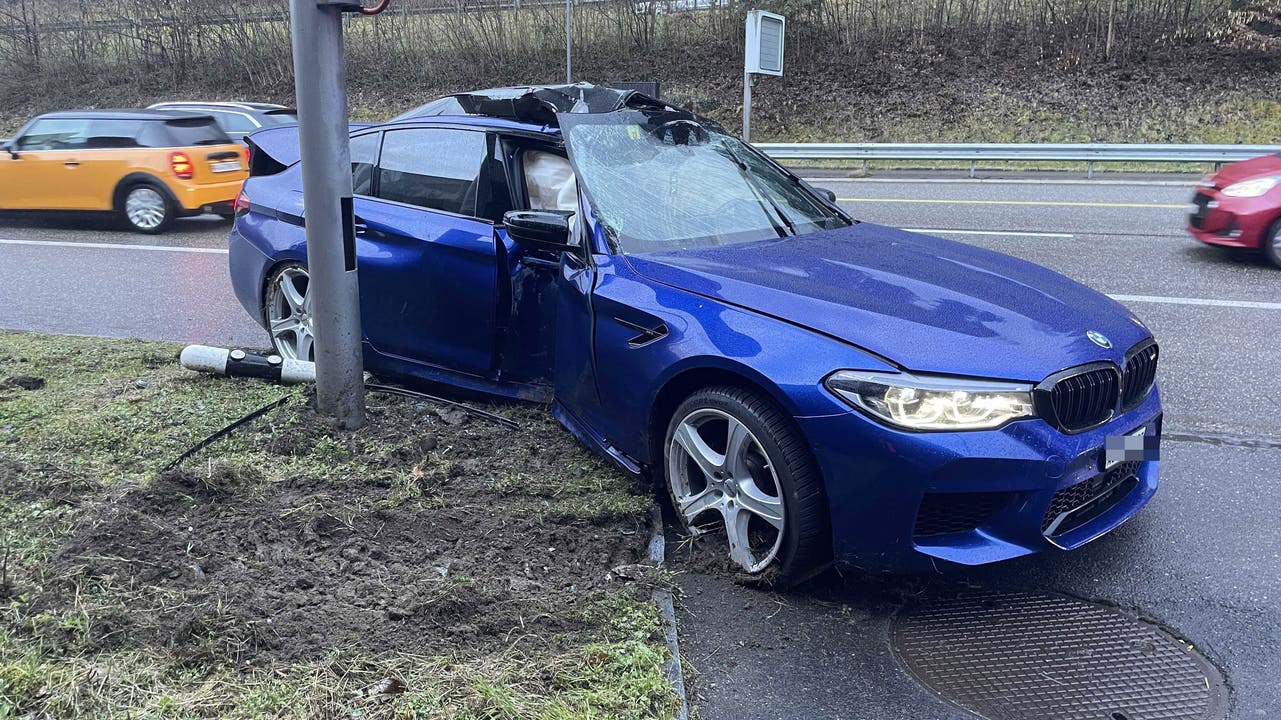 Neuenhof, 9. März: Ein 23-jähriger Autofahrer hat auf der nassen Fahrbahn die Kontrolle über sein Auto verloren.