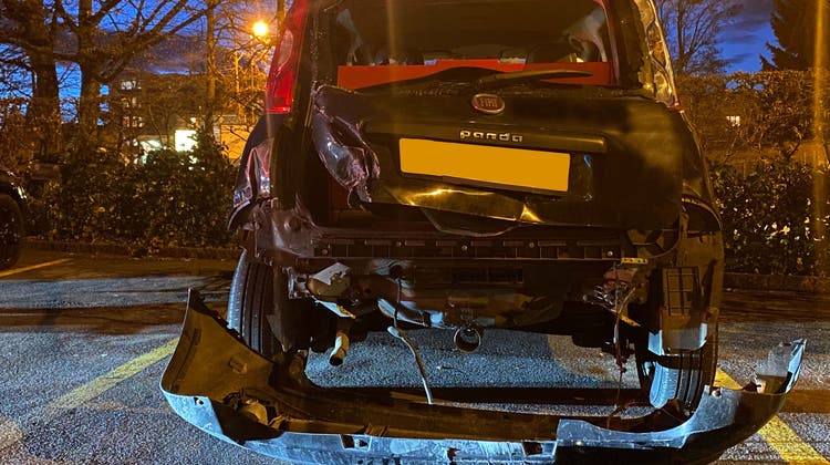 Dieser parkierte Fiat war ungenügend gesichert – es rollte davon und crashte in ein fahrendes Auto