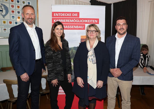 BVZ-Präsident Franz Aebli (links) mit den Referenten Claudia Hegglin (GIBZ), Romana Heuberger (SBV) und Florian Weber (Baudirektor Kanton Zug).
