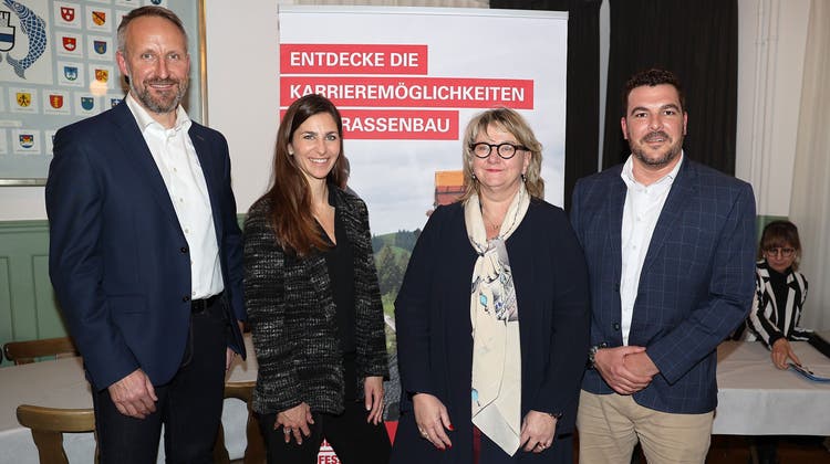 BVZ-Präsident Franz Aebli (links) mit den Referenten Claudia Hegglin (GIBZ), Romana Heuberger (SBV) und Florian Weber (Baudirektor Kanton Zug). (Bild: apimedia)
