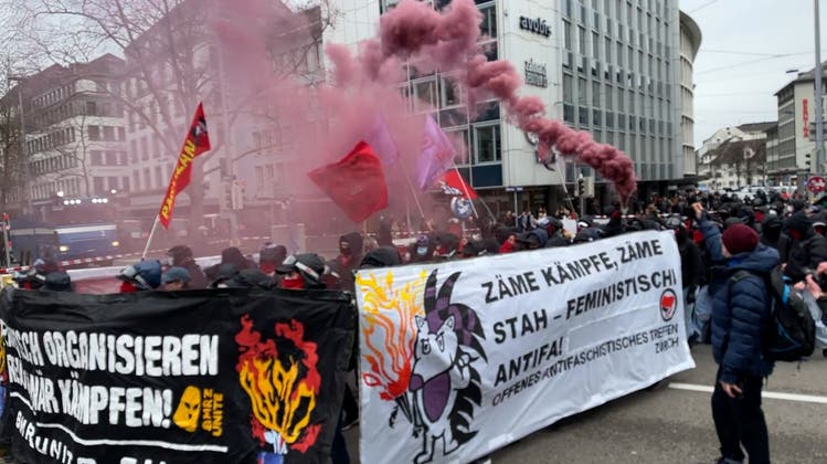 Hunderte an unbewilligter Demo zum Weltfrauentag in Zürich