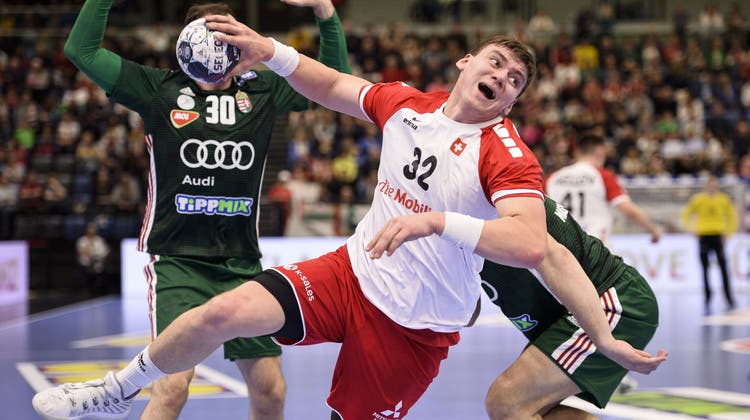 Die Handball-Nati findet nur selten einen Weg an der ungarischen Defensive vorbei. (Bild: Boglarka Bodnar/ EPA)