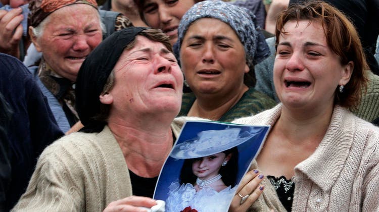 Trauer im russischen Beslan, nach dem Ende der Geiselnahme im September 2004. Das Bild zeigt Verwandte eines 10 Jahre alten, getöteten Mädchens. (Bild: Alexander Zemlianichenko / AP)