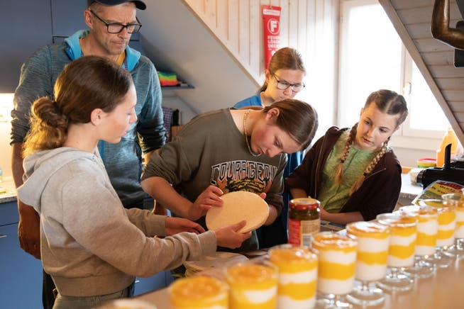Schülerinnen aus Obwalden und Nidwalden bei einem Koch-Workshop.