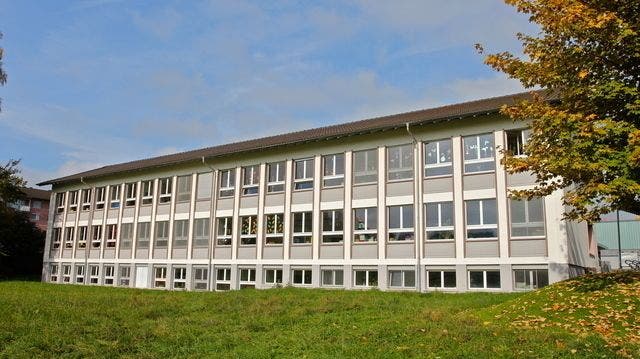 Beim Schulhaus Badweiher in Muri soll eine neue Spielplatzanlage entstehen. (Bild: zvg)