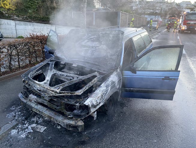 Der vom Brand stark beschädigte VW Passat.