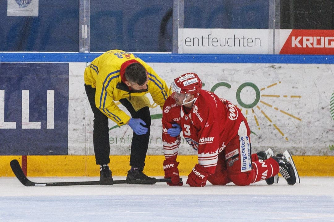 Rappis Verteidiger Emil Djuse wird auf dem Eis betreut. Er droht länger auszufallen.
