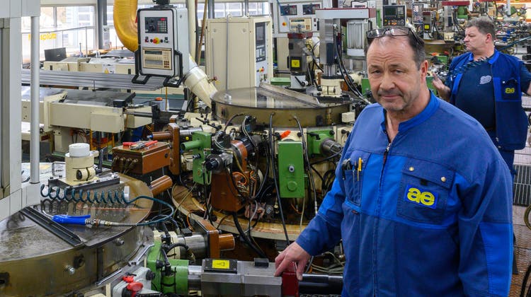 Rolf Bläsi, Geschäftsführer der Aeschlimann AG Décolletages, posiert vor einem Hydromaten made in Utzenstorf. Können sie keine Teile mehr für die Diesel-Hochdruckpumpe von Bosch bauen, braucht es diese Maschinen nicht mehr. (Bild: Bruno Kissling)