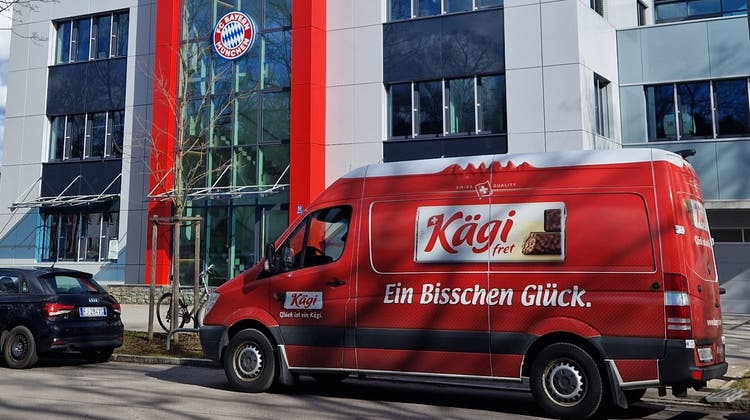 Das sogenannte «Kägi-Mobil» parkiert vor dem FC Bayern München Hauptquartier in München. (Bild: PD)