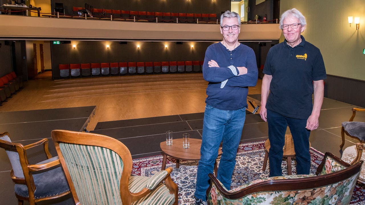 Stiftungsratspräsident Hans Buser (rechts) und Stephan Simmendinger, der den Verein führt, zeigen sich stolz im frisch renovierten früheren Kinosaal.