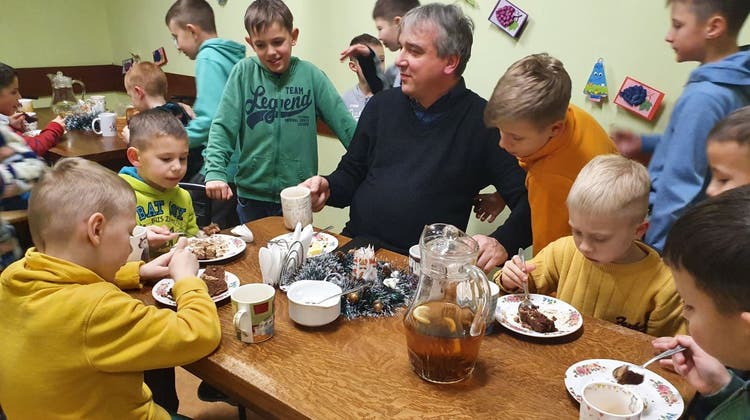 Pater Mykhailo Chaban mit Waisenkindern im Don-Bosco-Familienhaus in Lwiw, das er leitet. (Bild: PD)