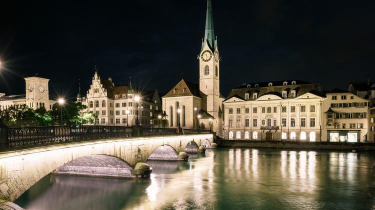 In der Stadt Zürich werden nun auch wieder historische Gebäude normal beleuchtet. (Symbolbild) (Christian Beutler/Keystone)