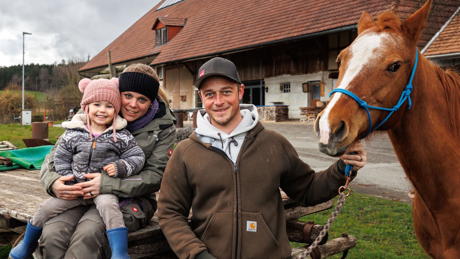 Lara und Sven Bösiger mit Tochter Liah haben den Bio-Bauernhof von Familie Weyeneth in Lüterkofen übernommen. (Bild: Hanspeter Bärtschi)