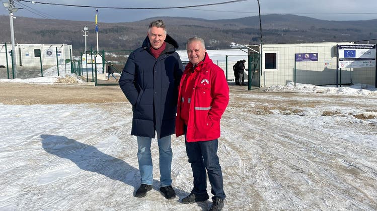 Stefan Dietrich (links) mit Selam Midžić (Präsident Rotes Kreuz Bihać) vor dem Transitzentrum Lipa in Bosnien-Herzegowina. (Bild: zvg)