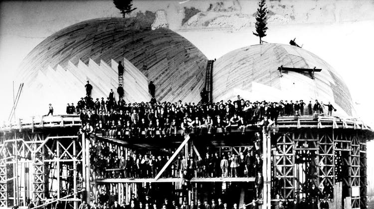 Der Bau des ersten Goetheanums, das 1923 abbrannte (hier die Aufrichte), erfolgte mit Künstlern aus aller Welt und Arbeitern aus den Metallwerken Dornach. (Bild: Zvg/Fotosammlung Studer)