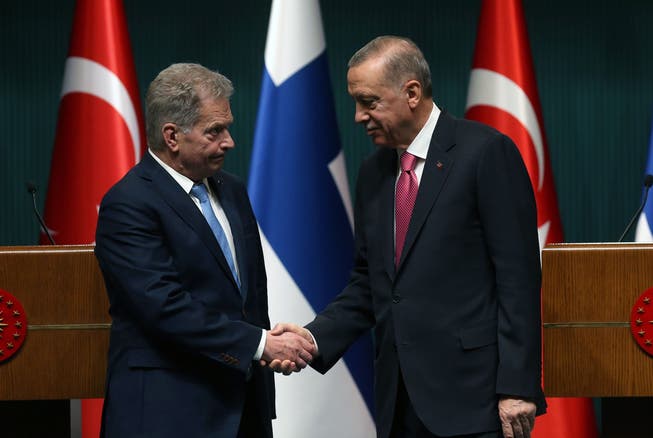Soon to be NATO partners: Finland's President Sauli Niinisto (left) and Turkish Head of State Recep Tayyip Erdogan at the joint press conference in Ankara.