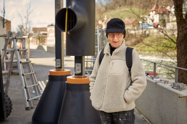 Ilona Ruegg beim Aufbau der Skulpturen in Baden diese Woche. 