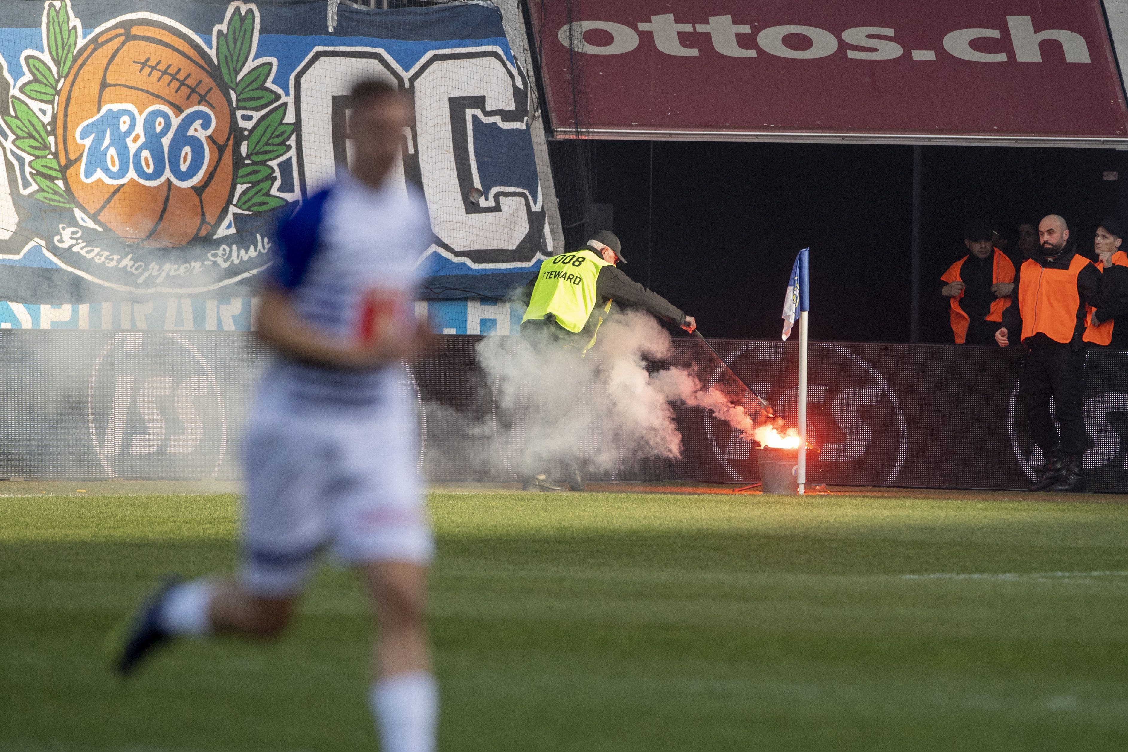 Beim Meisterschaftsspiel zwischen GC und dem FC Luzern fliegt ein Feuerwerkskörper aufs Spielfeld. 