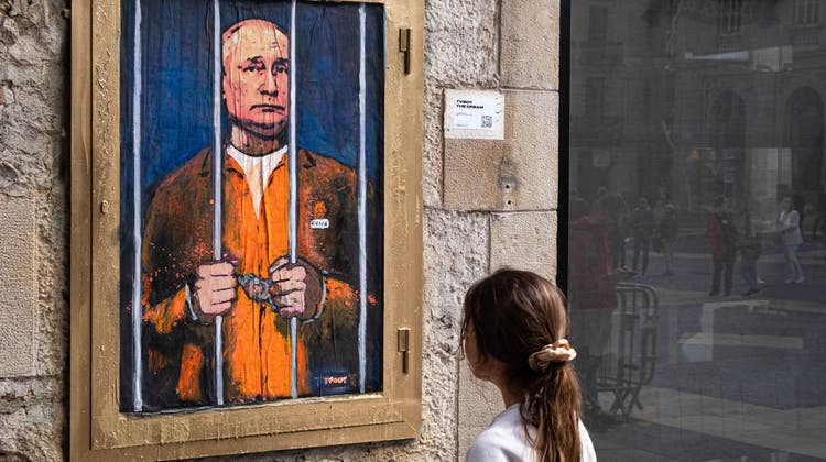 International zur Verhaftung ausgeschrieben: Wandgemälde in Barcelona zeigt Wladimir Putin hinter Gittern. (Bild: Sopa Images / LightRocket)